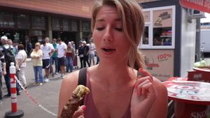 Cum a reacționat această turistă din SUA, după ce a mâncat mititei pentru prima dată, în Piața Obor din București