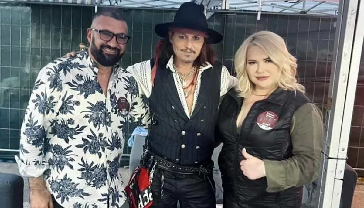 Ioniță și Viorica de la Clejani, alături de Johnny Depp/ Sursa foto: Facebook