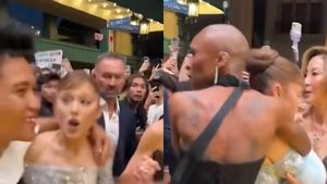 Ariana Grande, agresată de un fan în Singapore, la premiera noului ei film. Bărbatul nu se află la prima abatere