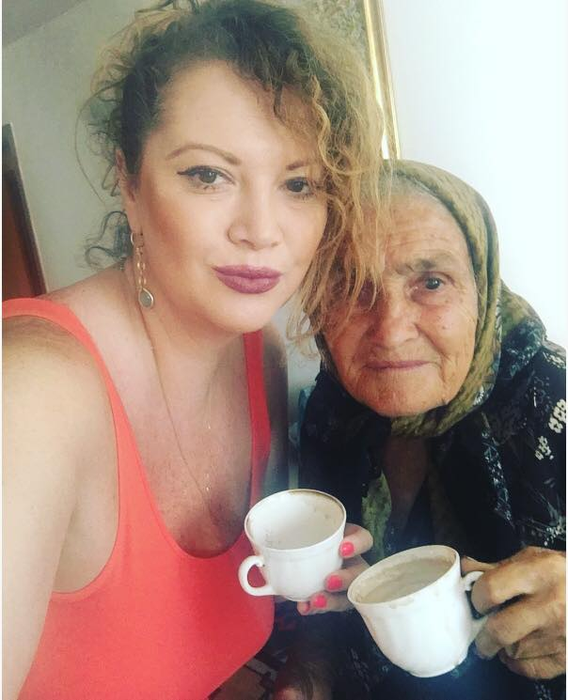 Oana Lis, în depresie din cauza problemelor de sănătate ale lui Viorel Lis. Ipostaza în care a fost surprinsă în miez de noapte