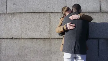 Unul dintre cei mai cunoscuti homosexuali din Romania, in pat cu un alt barbat! Imaginile au ajuns deja pe net!