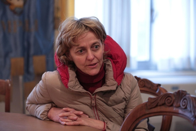 Această femeie grav bolnavă a fost ajutată de cadrele medicale din Italia să ajungă acasă la Oneşti ca să moară. Gestul a fost unul care a impresionat pe toată lumea
