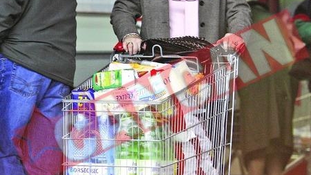 Mioara Roman si-a sucit mana la cumparaturi
