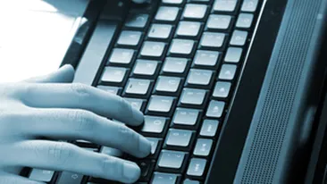 Hackerul Micul Fum, cel care a spart conturile de e-mail ale mai multor vedete, a fost prins in Arad