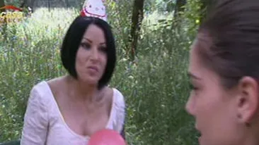 Simona Trasca si Roxana Marinescu au sarbatorit 50 de ani de silicoane! Uite cum s-au distrat cu baloane in parc!