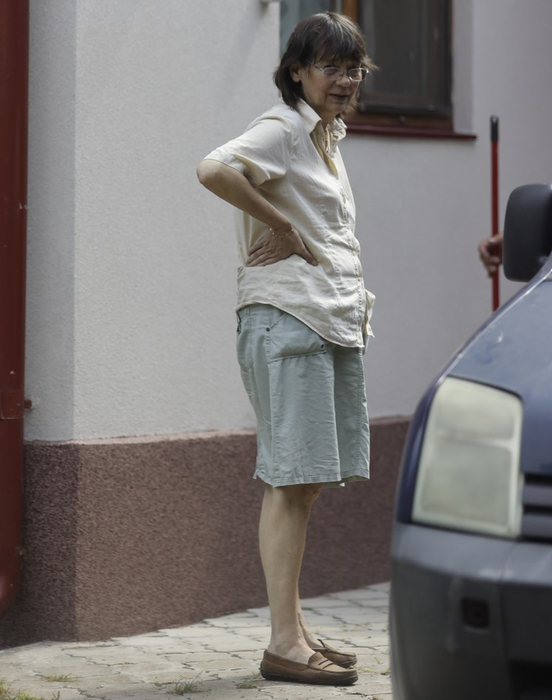 Roxana Dună, relaxată în fața vilei (SURSA FOTO: CANCAN.RO)
