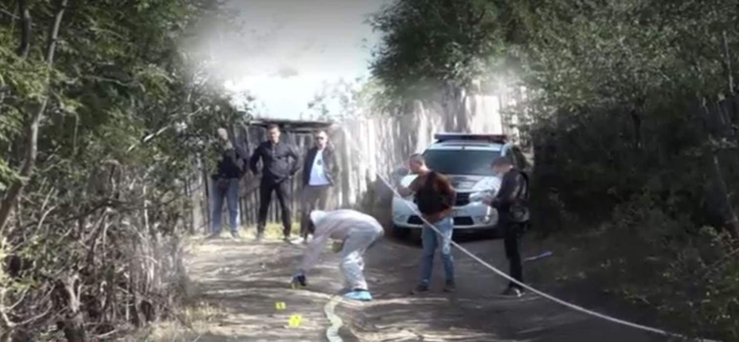 Crimă înfiorătoare în Vaslui. Trupul unui bărbat a fost găsit agățat de un gard. Criminalul l-a dezbrăcat de la brâu în jos