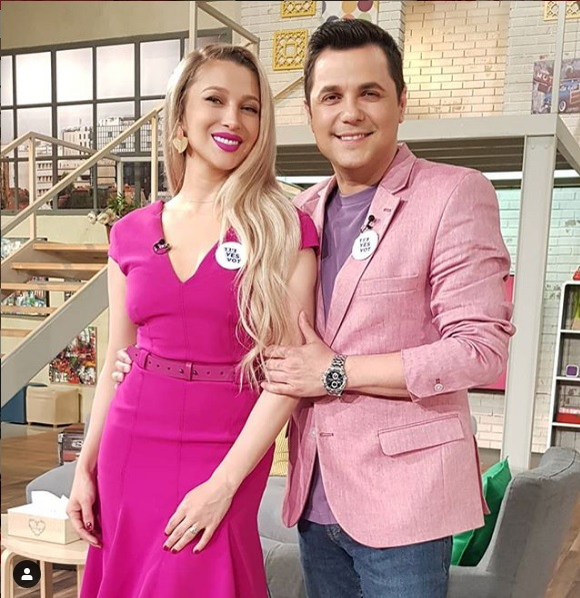 Lora, apariție ispititoare la petrecerea VIVA 2019! A purtat o rochie strălucitoare cu un decolteu adânc