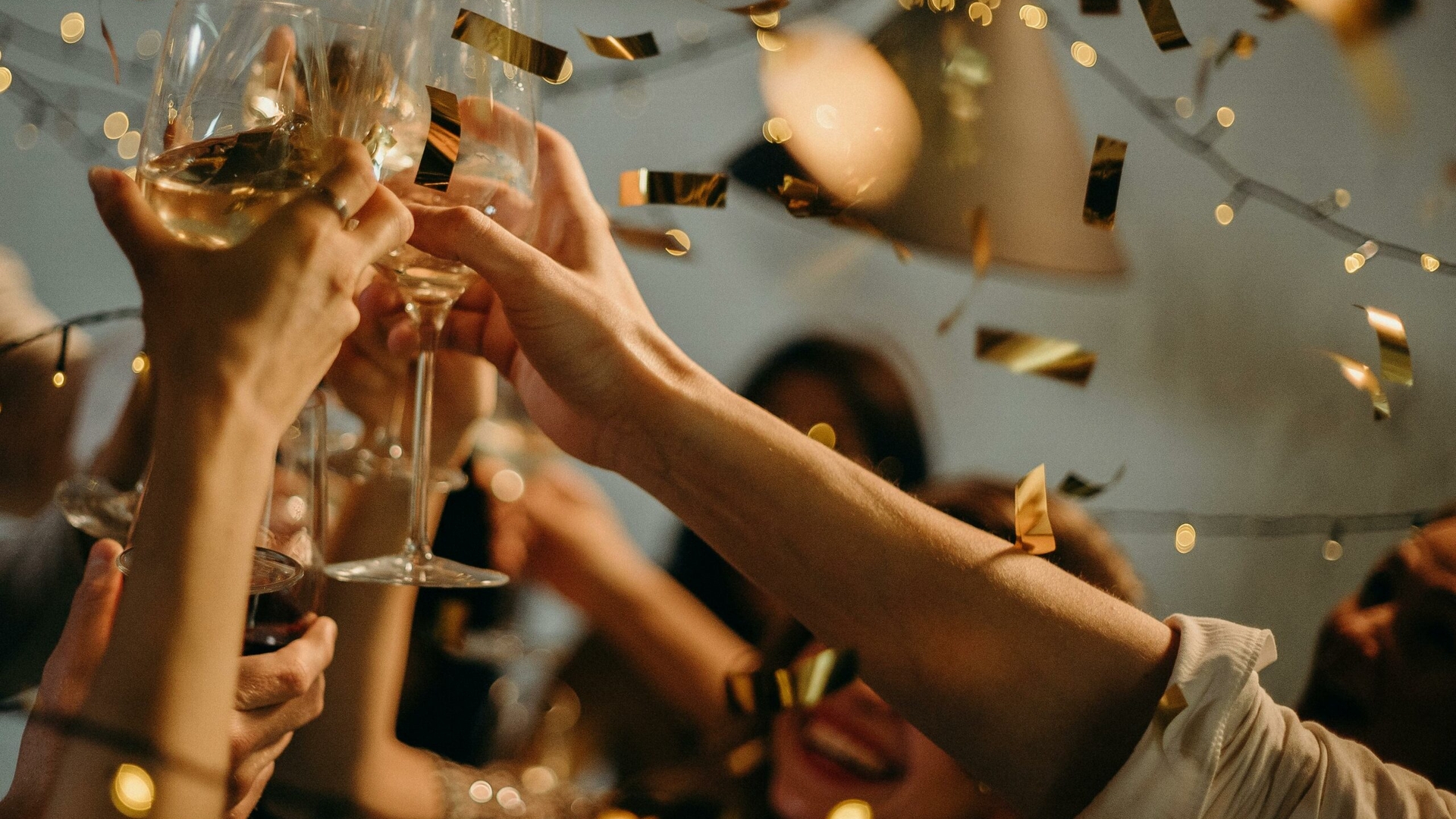 Adio, roșu! Ce culoare trebuie să porți de Revelion 2025