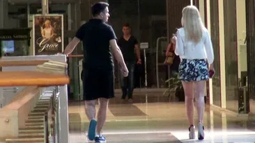 Are picioare luuuungi si defileaza prin mall ca pe catwalk! Uite cu ce blonda super-sexy se mandreste Cornel de la Vunk!