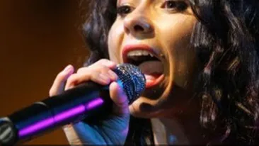 Te îngrozeşte când cântă live, dar melodiile ei înregistrate sună perfect! Ascultă aici ultima piesă a Innei
