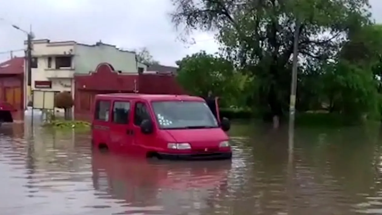 Ploaia face prăpăd în Constanța! Apă de jumătate de metru pe străzi