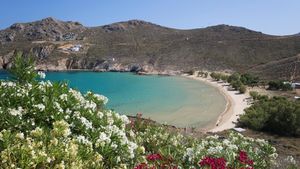 Trei locuri din Grecia unde localnicii fug de aglomerație. Destinațiile pe care turiștii străini încă nu le-au descoperit
