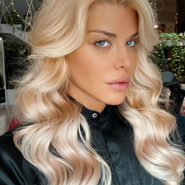 Imaginile pe care Loredana Groza le vrea șterse! Cum arăta artista înainte să fie acuzată că a trecut pe la estetician!