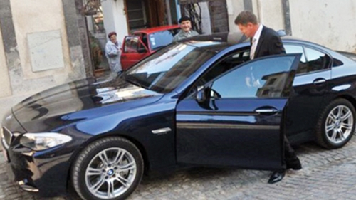 Masinile candidatilor! N-o sa crezi cu ce se plimba Ponta si Iohannis!