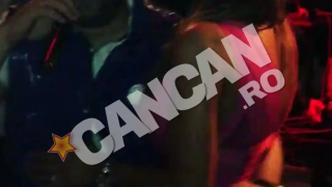 Asta-i nebunia lu' Salam in cluburi! O blonda cu sanii de Dabuleni se freaca de el si-l saruta pe gat si in ureche iar el o atinge discret pe fund