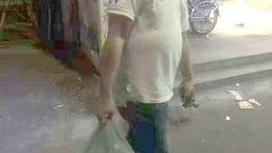 Bărbatul acesta are un suflet mare! A găsit un sac la tarabă, spre vânzare, şi MIŞCA. Ce era în el