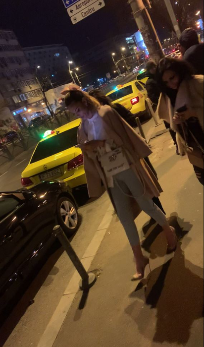 Ramona Olaru și amicele asteaptă Uberul
