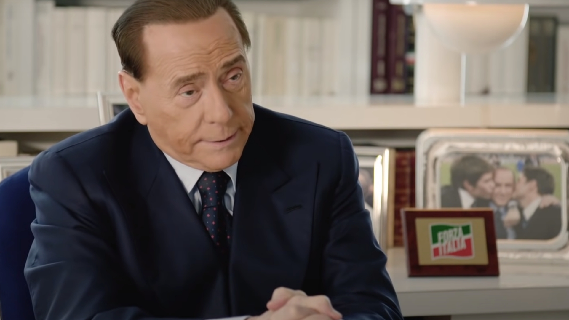 Româncele lui Silvio Berlusconi. De la „mărturie minicinoasă” la proces, la cadouri și acuzații de prostituție