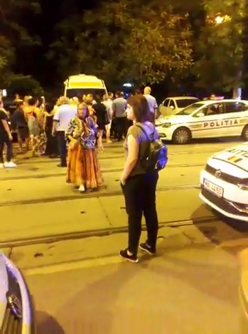 Oamenii au huiduit ambulanța