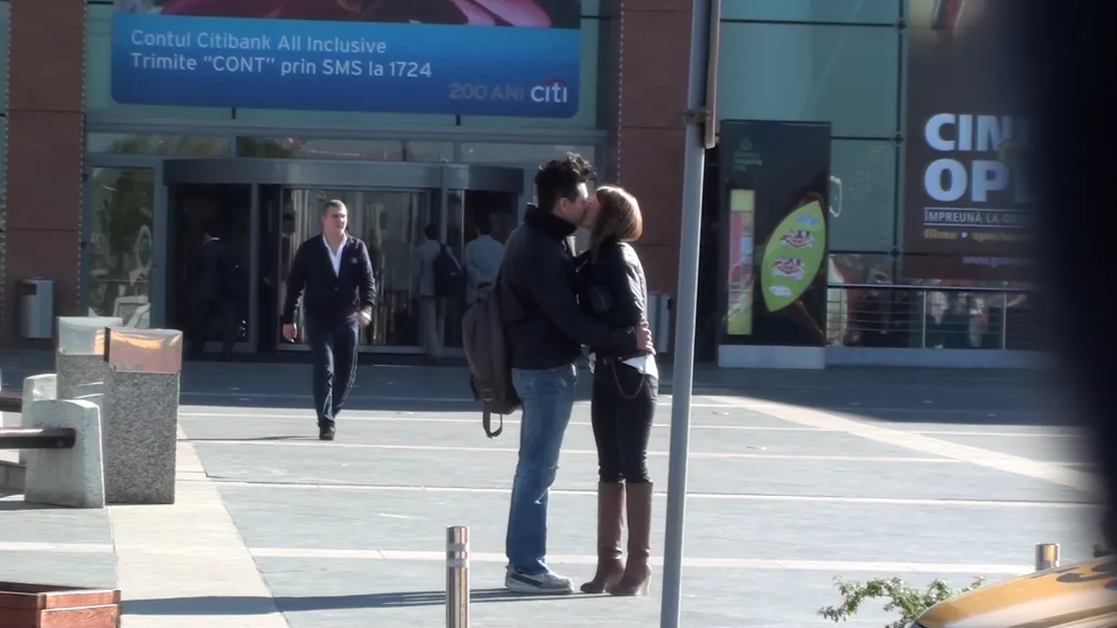 Ea da sa-l pupe, el se retrage! Gabriel Hennessey nu ofera decat obrazul, indifferent de… doritoare