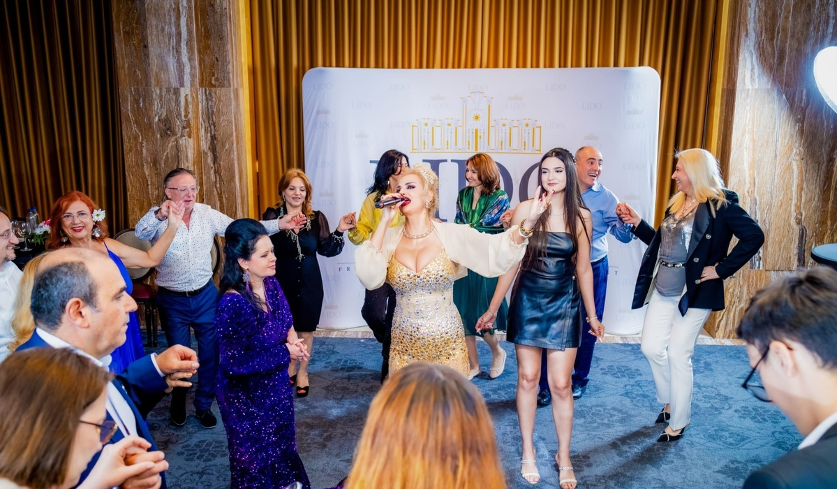 Un celebru designer din România, petrecere cu ștaif de ziua sa de naștere! Vedetele prezente au avut parte de un spectacol inedit