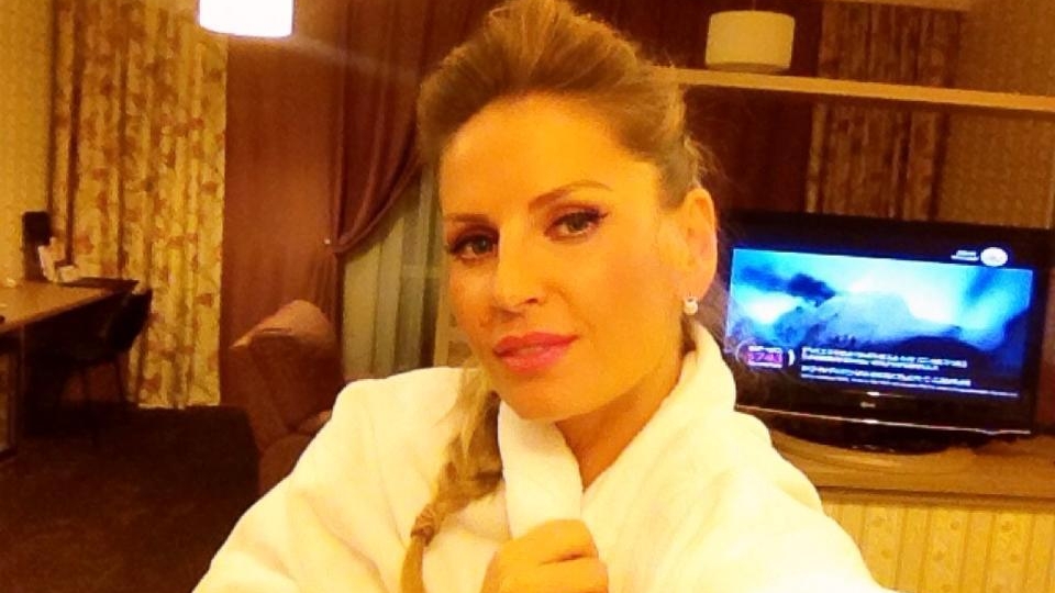 Imaginea la care are acces doar sotul ei! Andreea Bănică, abia ieşită de sub duş în camera de hotel!