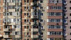 Râzi cu lacrimi! Ce mesaj a primit pe uşă un locatar din Bucureşti de la un vecin nervos: "Dacă mai faci asta, vei avea 7 ani ghinion"