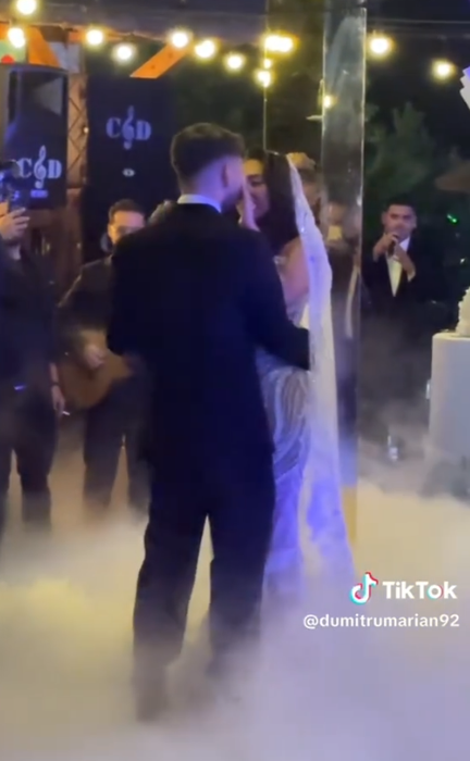 Costel Biju, un tată mândru! A îngenuncheat în fața lui Tony One și i-a cântat la dansul mirilor. Imagini spectaculoase