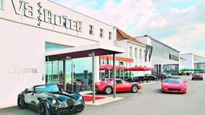 "Bine ati venit la hotelul masinilor!"