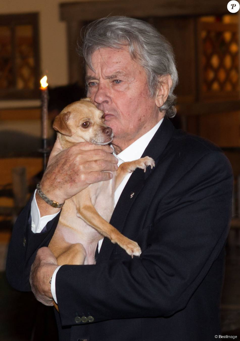 Alain Delon şi-a pregătit înmormântarea! Vrea să fie înhumat lângă câinii lui