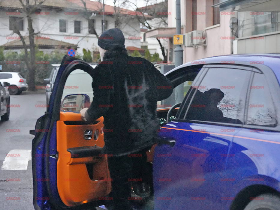 Gigi Becali coboară din Rolls Royce