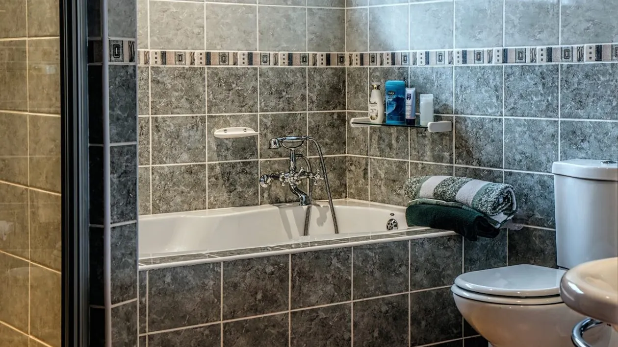 Trucul care te scapă de mirosul neplăcut și calcarul din vasul de toaletă. Ingredientul costă doar 5 lei și acționează rapid