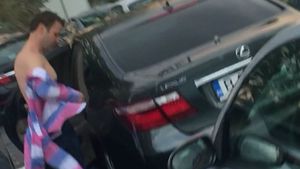 VIDEO EXCLUSIV. CANCAN.ro l-a filmat pe cunoscutul politician exact în momentul în care… Imagini năucitoare cu primarul milionar dezbrăcat într-o parcare!