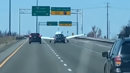 Imagini incredibile! Un avion a aterizat pe o autostradă, printre zeci de mașini. VIDEO