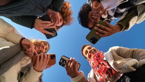 (P) Tinerii nu mai vor „nou”. Ce spune alegerea tot mai frecventă a celor care evită telefoanele abia lansate