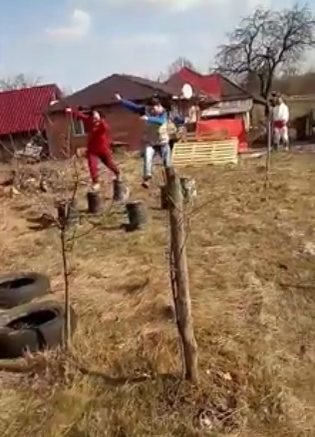 Exatlon made în România! O familie din Maramureș și-a amenajat în grădină o copie fidelă a circuitului din Republica Dominicană