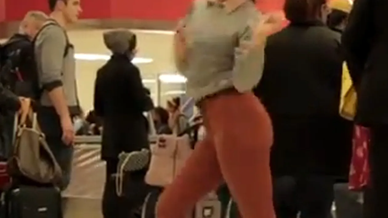 GENIAL! Uite-o pe tânăra asta cum dansează într-un aeroport ca şi cum nimeni nu ar fi de faţă! N-ai să poţi sta locului!
