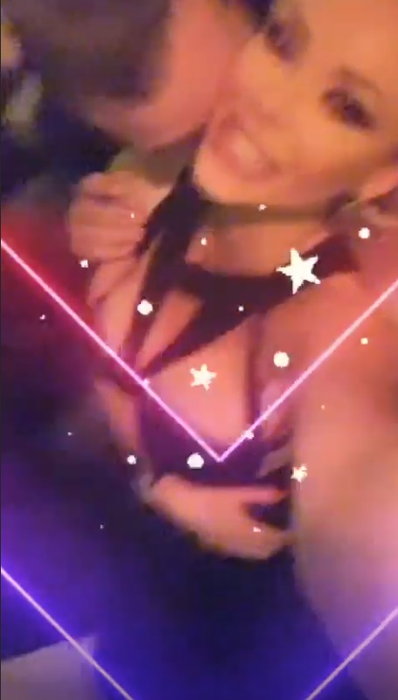 Bianca Drăgușanu și Alex Bodi, săruturi și atingeri fierbinți în public. Avem imaginile cu cei doi
