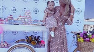 BIANCA DRĂGUŞANU i-a arătat Sofiei cum este viaţa la ţară! Cum a reacţionat micuţa când a atins o găină