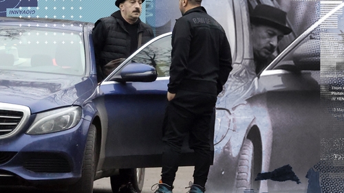 L-a urmărit până la mașină și... Cum se comportă Romică Țociu atunci când prietenii nu-l lasă să plece de la chermeză