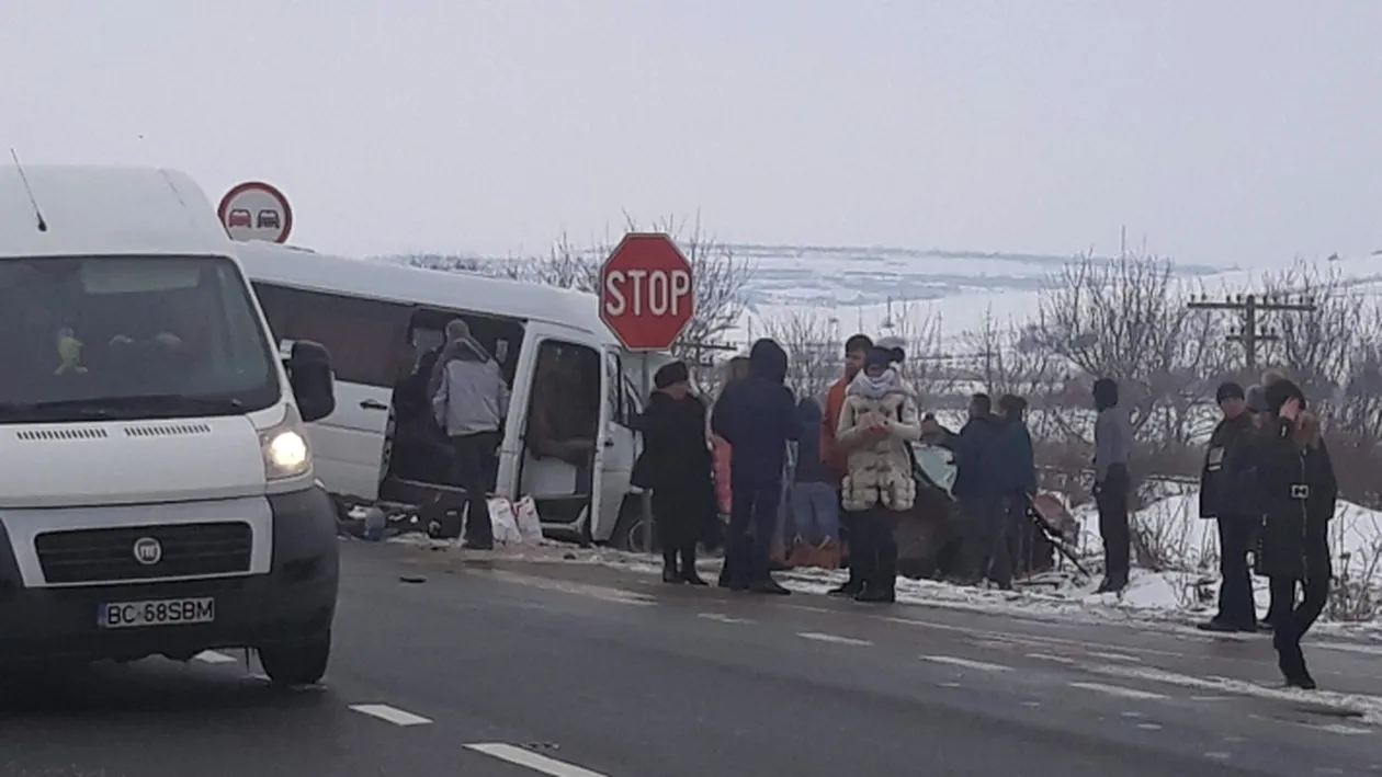 Accident grav în Vaslui! Un microbuz cu 18 pasageri s-a ciocnit cu o mașină