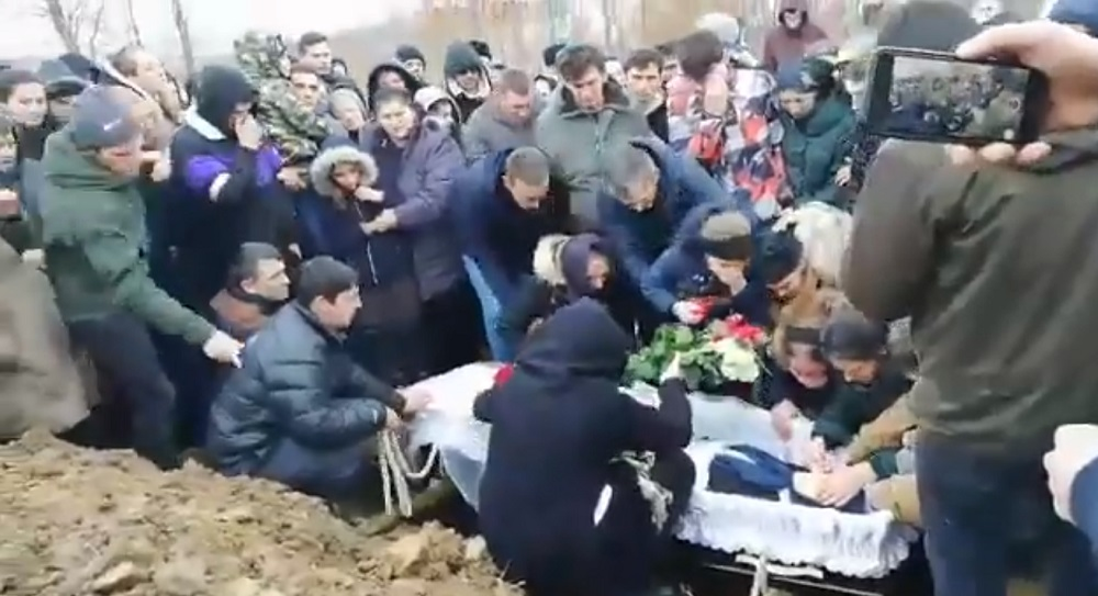 Imagini de la înmormântarea mamei din Timiș cu 18 copii! E cutremurător ce s-a întâmplat când au băgat-o pe Lidia în groapă. VIDEO