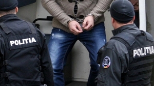 Metoda Loverboy lovește din nou. Descinderi la o grupare de proxeneți din Dâmbovița. Zeci de fete racolate în ultimii opt ani