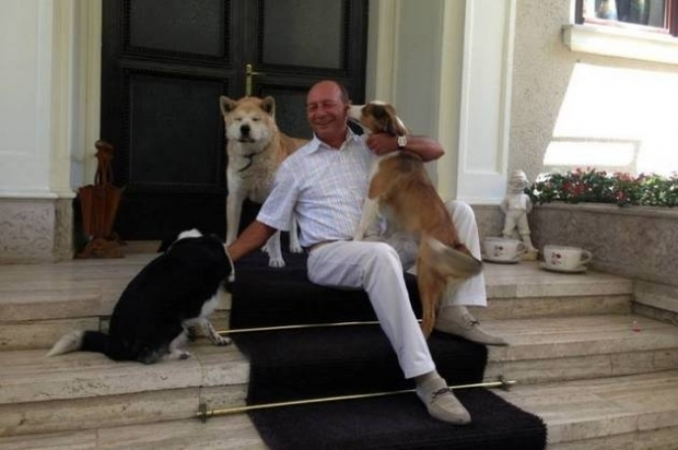Traian Băsescu, alături de câinii săi, la vila Lac 3