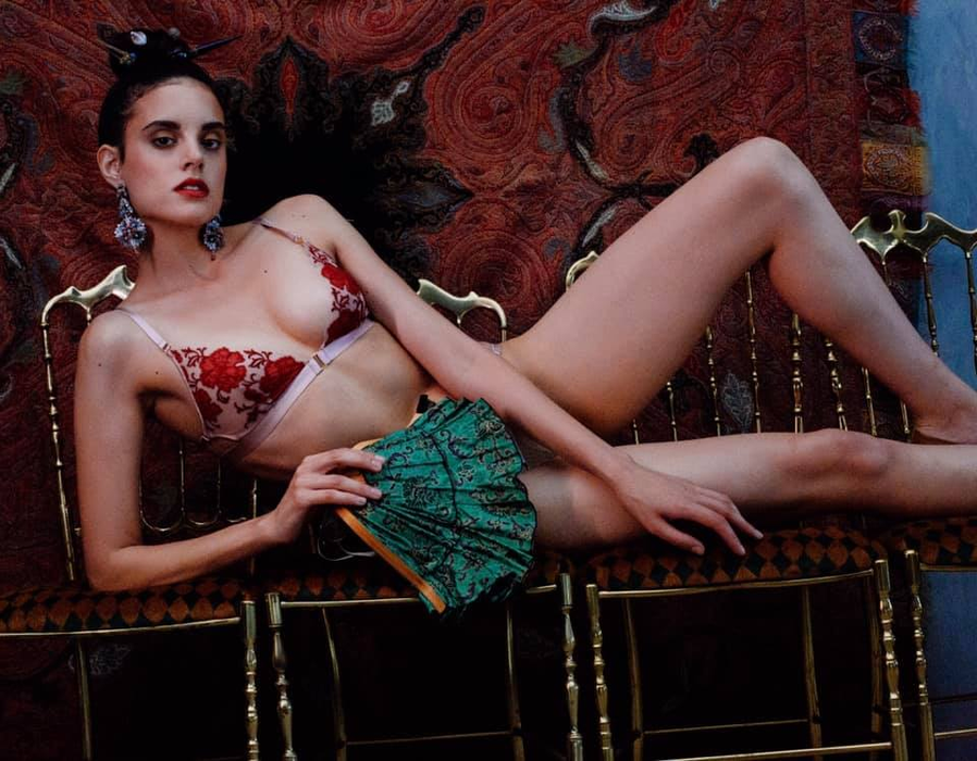 Diana Sar, pictorial îndrăzneț într-o lenjerie intimă complet transparentă! Ce accesoriu periculos are în bikini