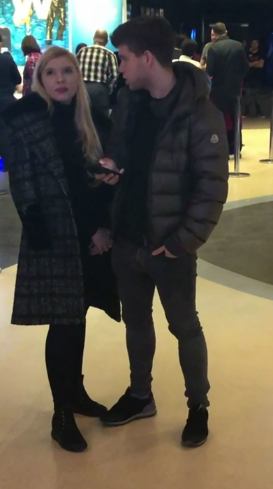 Karina şi Dragoş discută în mall