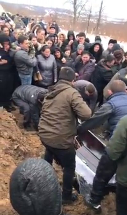 Imagini de la înmormântarea mamei din Timiș cu 18 copii! E cutremurător ce s-a întâmplat când au băgat-o pe Lidia în groapă. VIDEO