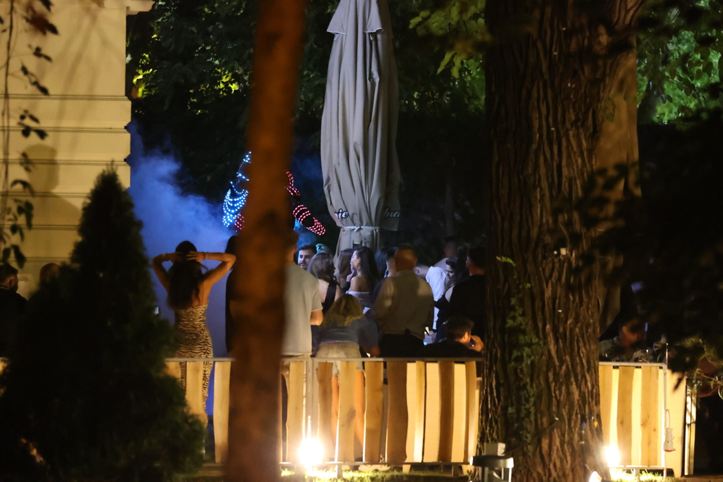 Peste 100 de persoane aveau să treacă pragul Brasseriei, unde Adrian Mititelu Jr. a avut grijă ca totul să fie ca la carte (Foto: CANCAN.RO)