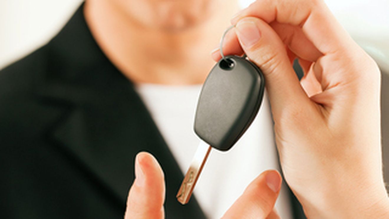 O romanca folosea toxicomanii ca sa insele dealerii auto